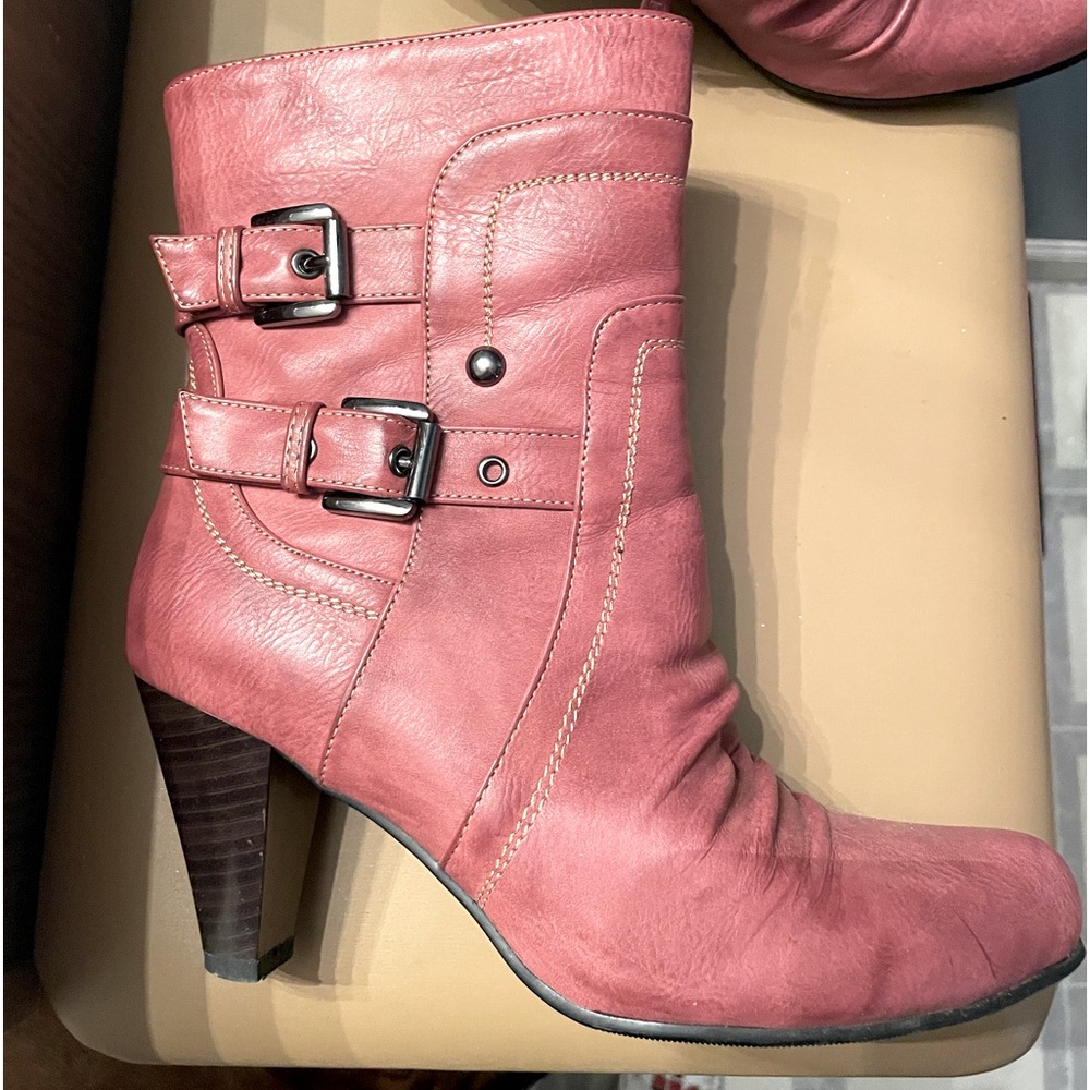 Red boots! Size 8 🍓
